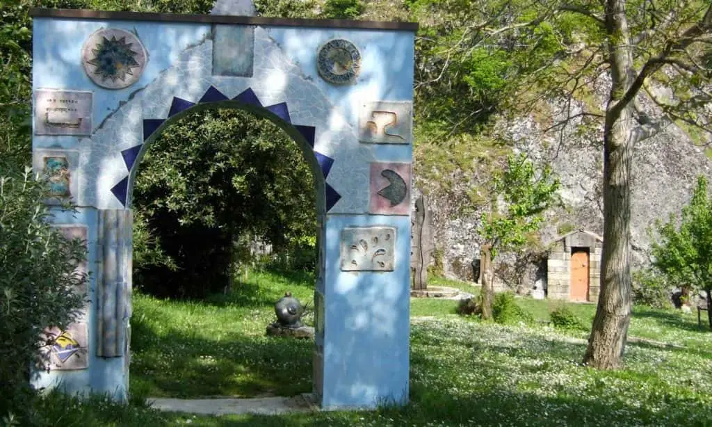 Particolare della porta decorata