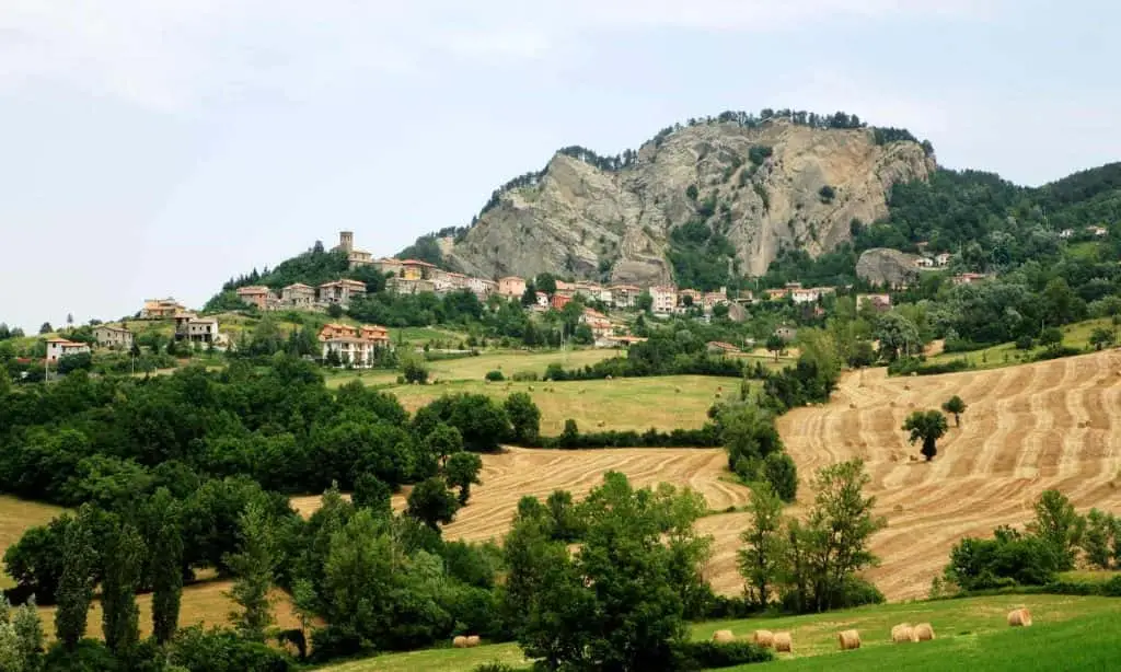 Veduta di Perticara con montagna sullo sfondo