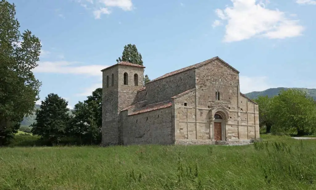 La facciata della Pieve romanica