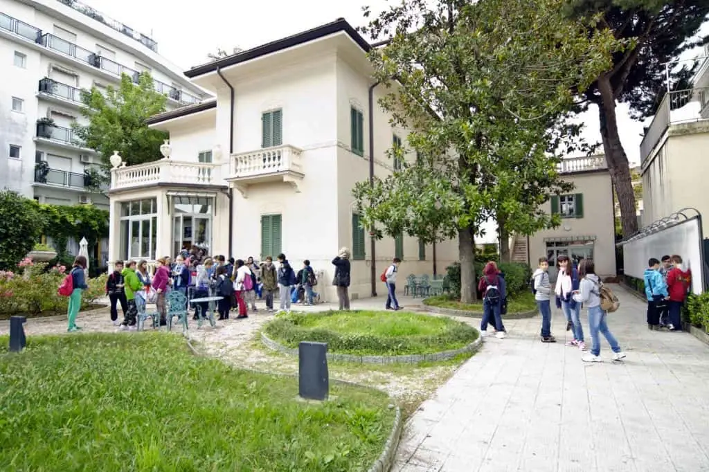 Facciata e giardino d'ingresso con fontana centrale