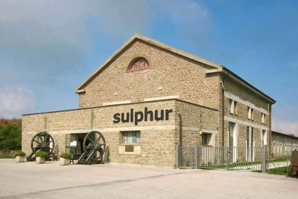 L'esterno dell'edificio del museo minerario