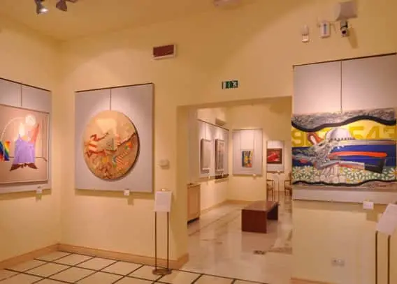 Sala interno con opere d'arte contemporanea