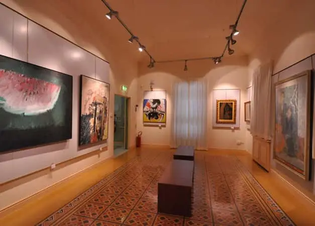 Sala visite con panchine centrali e pavimento decorato
