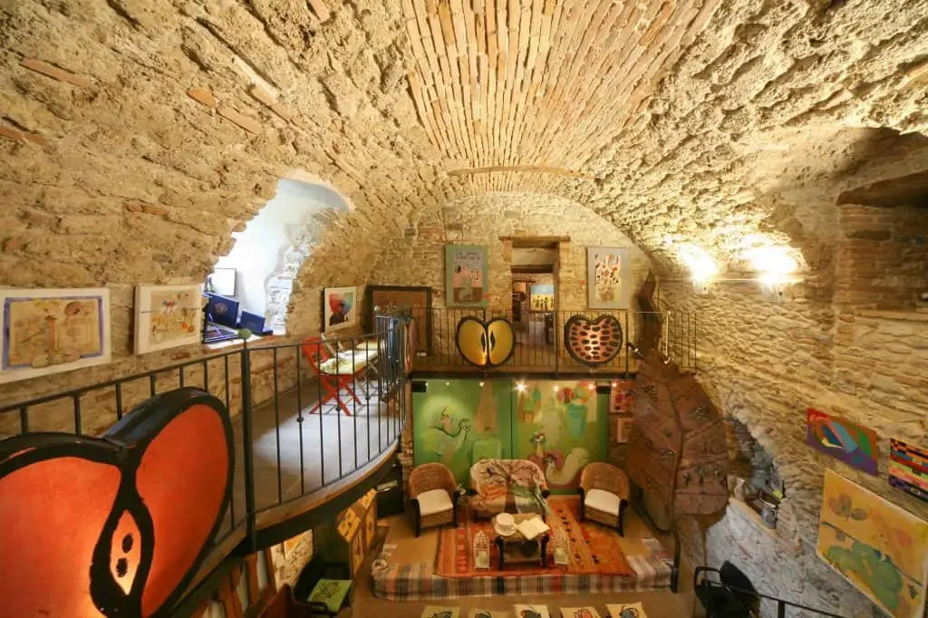 Ambiente interno, soppalco con opere di Guerra