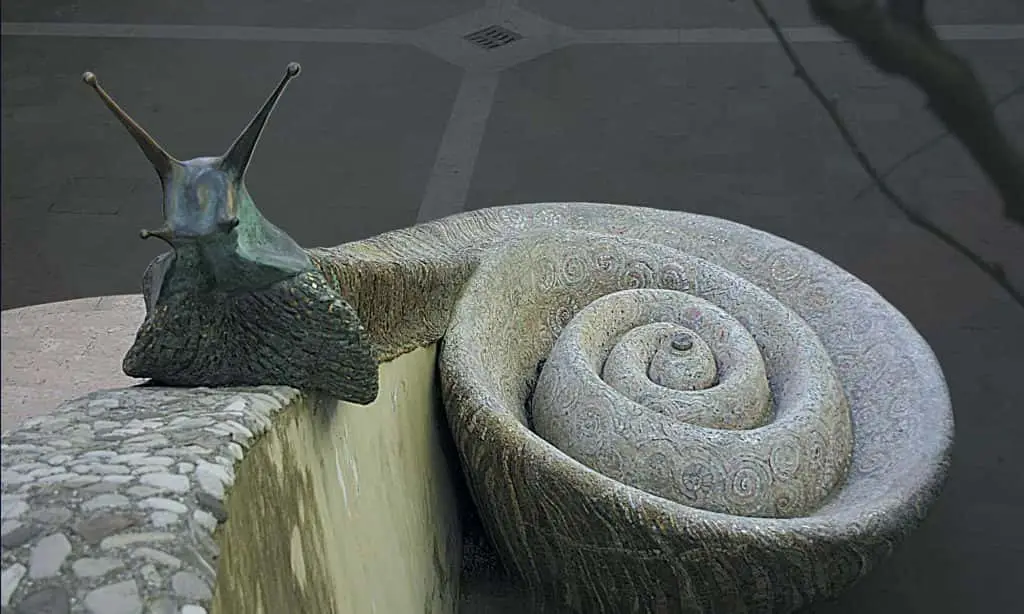 Lumaca di pietra decorata