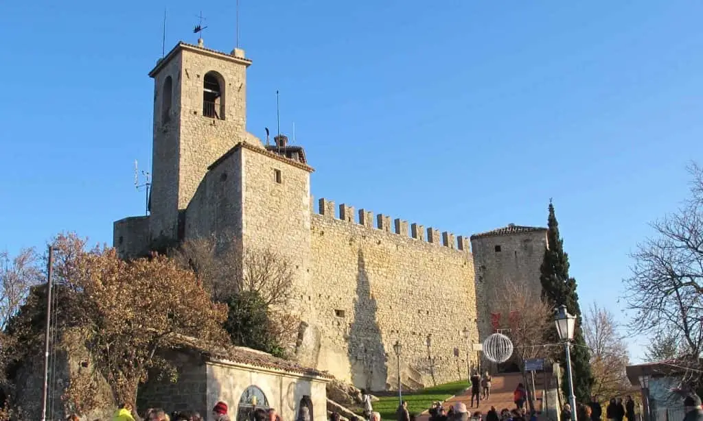 piazza ai piedi della prima torre