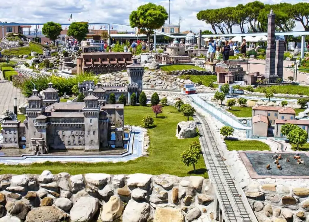 vista sui binari del trenino