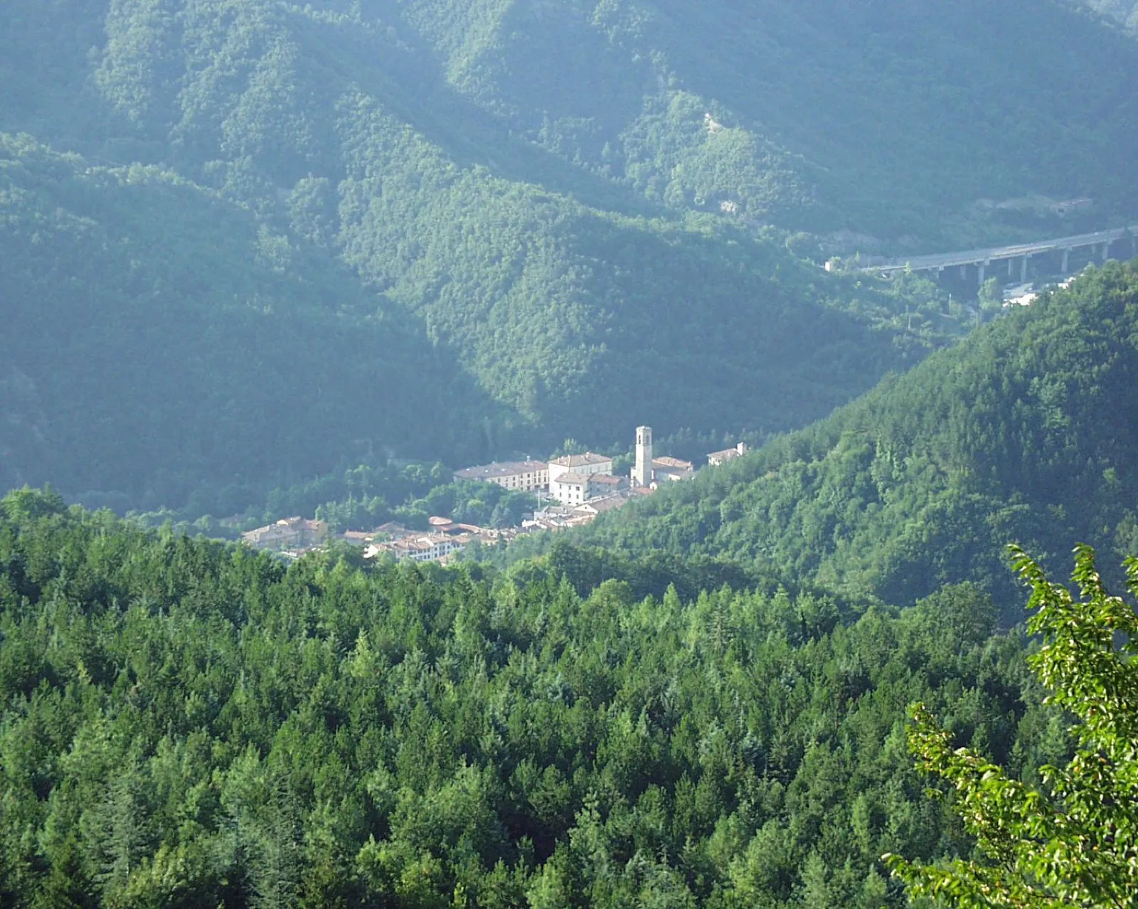 Vista del borgo di Bagno di Romagna dal Castello di Corzano, tetti e campanili tra le colline