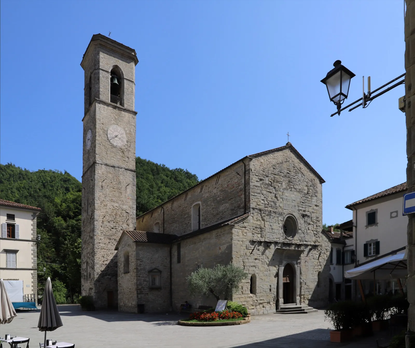 Facciata della basilica di Santa Maria Assunta nel centro storico di Bagno di Romagna