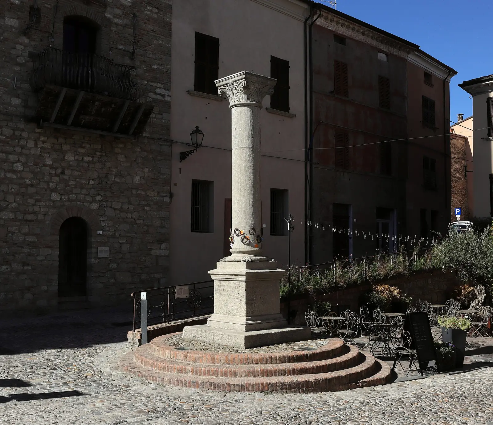 La Colonna dell’Anella nella piazza di Bertinoro, con i suoi dodici anelli metallici