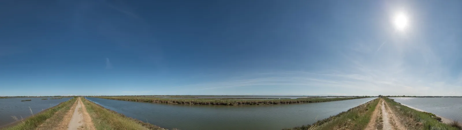 Il canale Logonovo attraversa il paesaggio piatto delle Valli di Comacchio