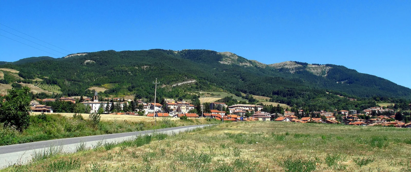 Vista panoramica del borgo di Carpegna ai piedi del monte omonimo