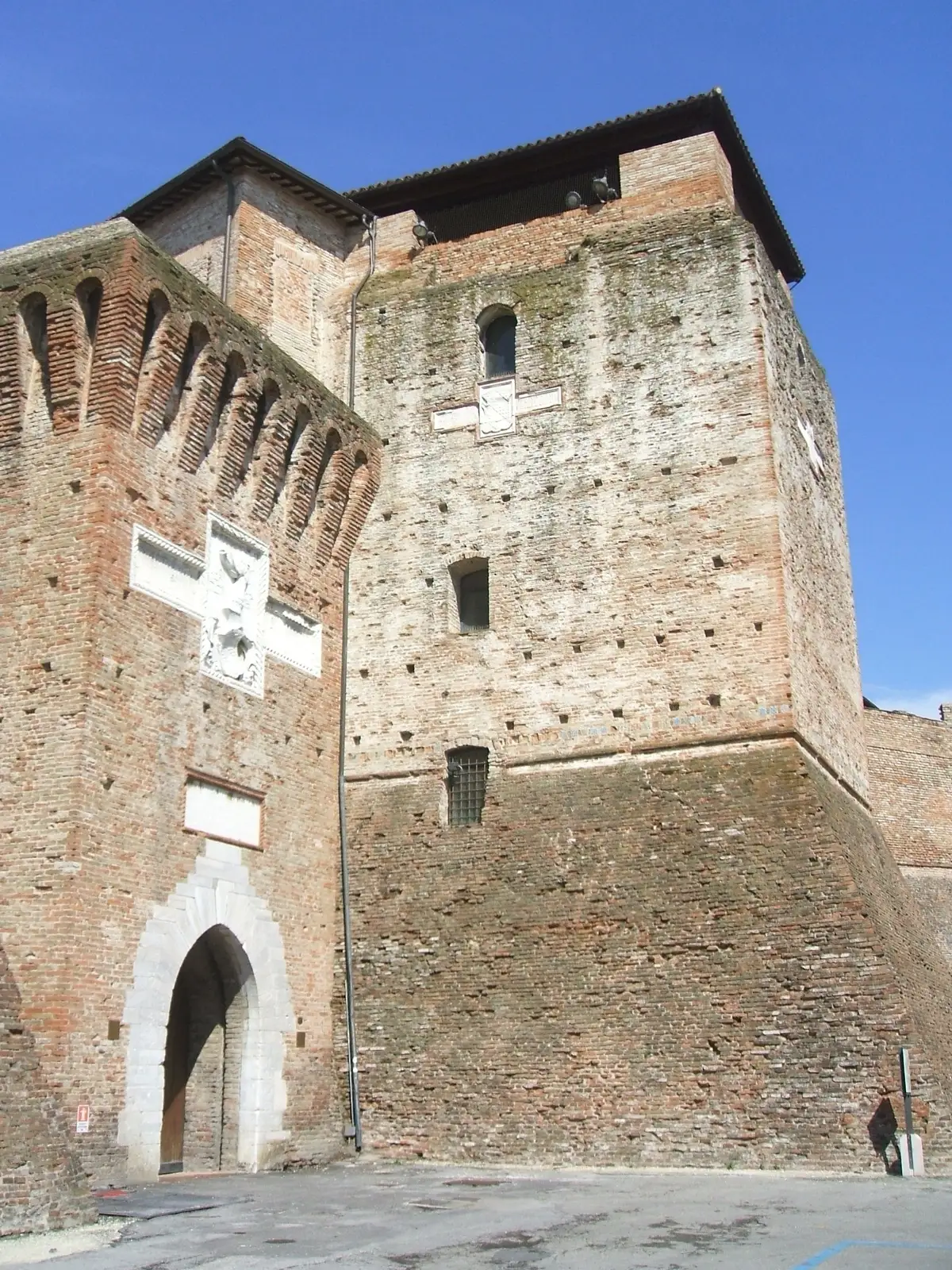 Le mura merlate e il torrione angolare di Castel Sismondo a Rimini