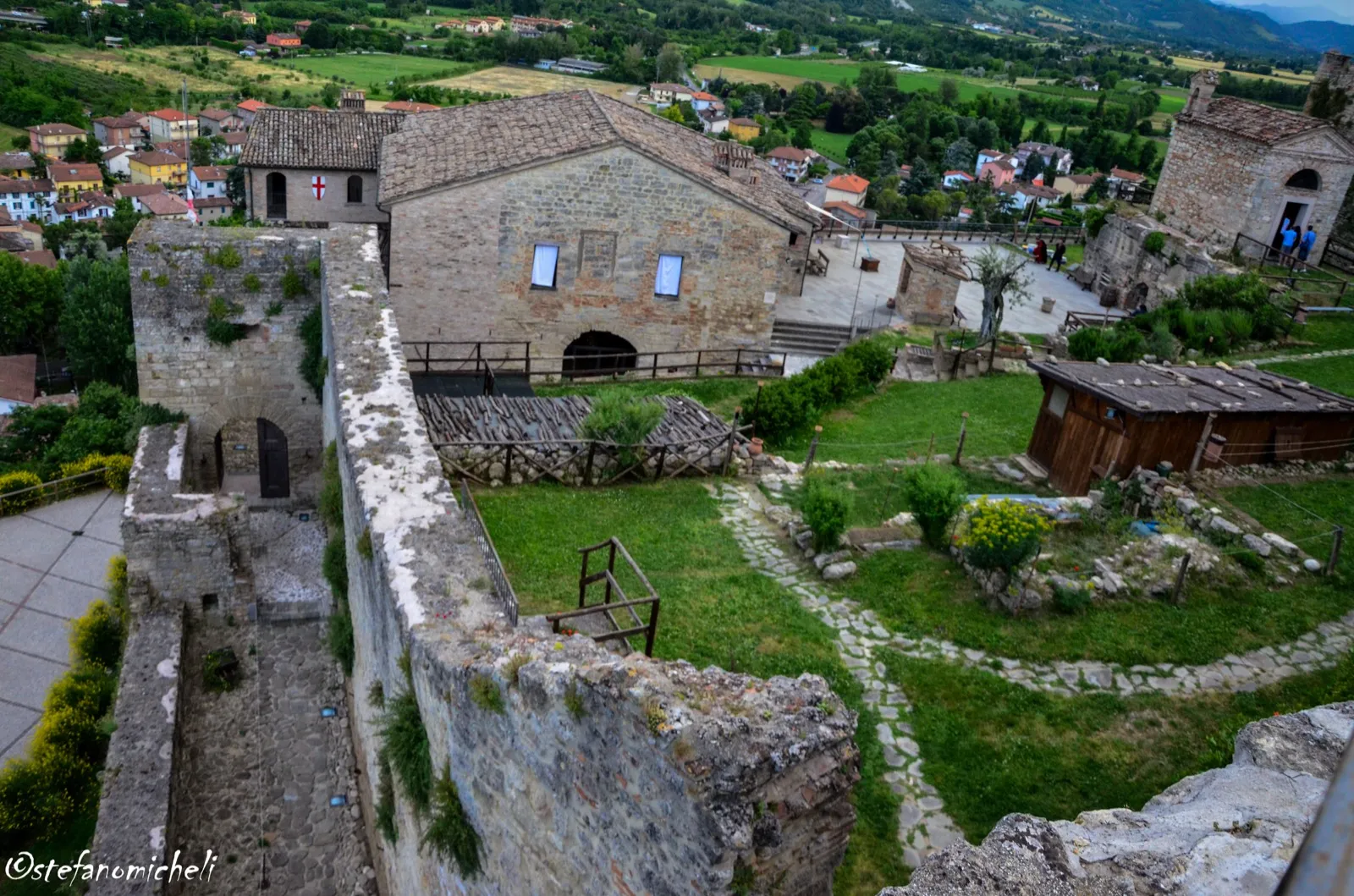 La rocca medievale di Castrocaro Terme vista dal basso, con le mura in pietra