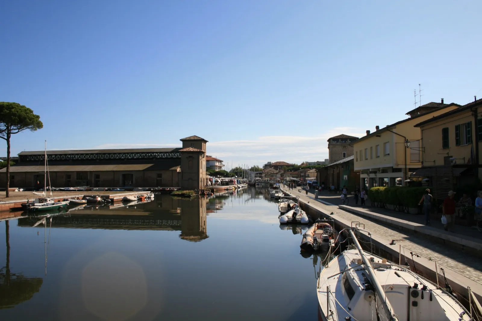 Facciata in mattoni dei magazzini storici del sale di Cervia