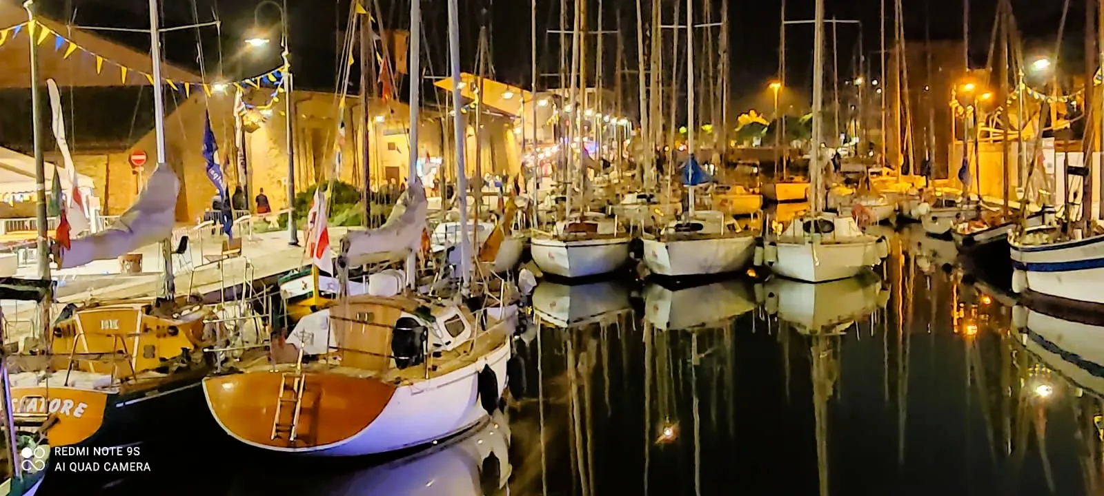 Imbarcazioni tradizionali allineate nel porto di Cervia