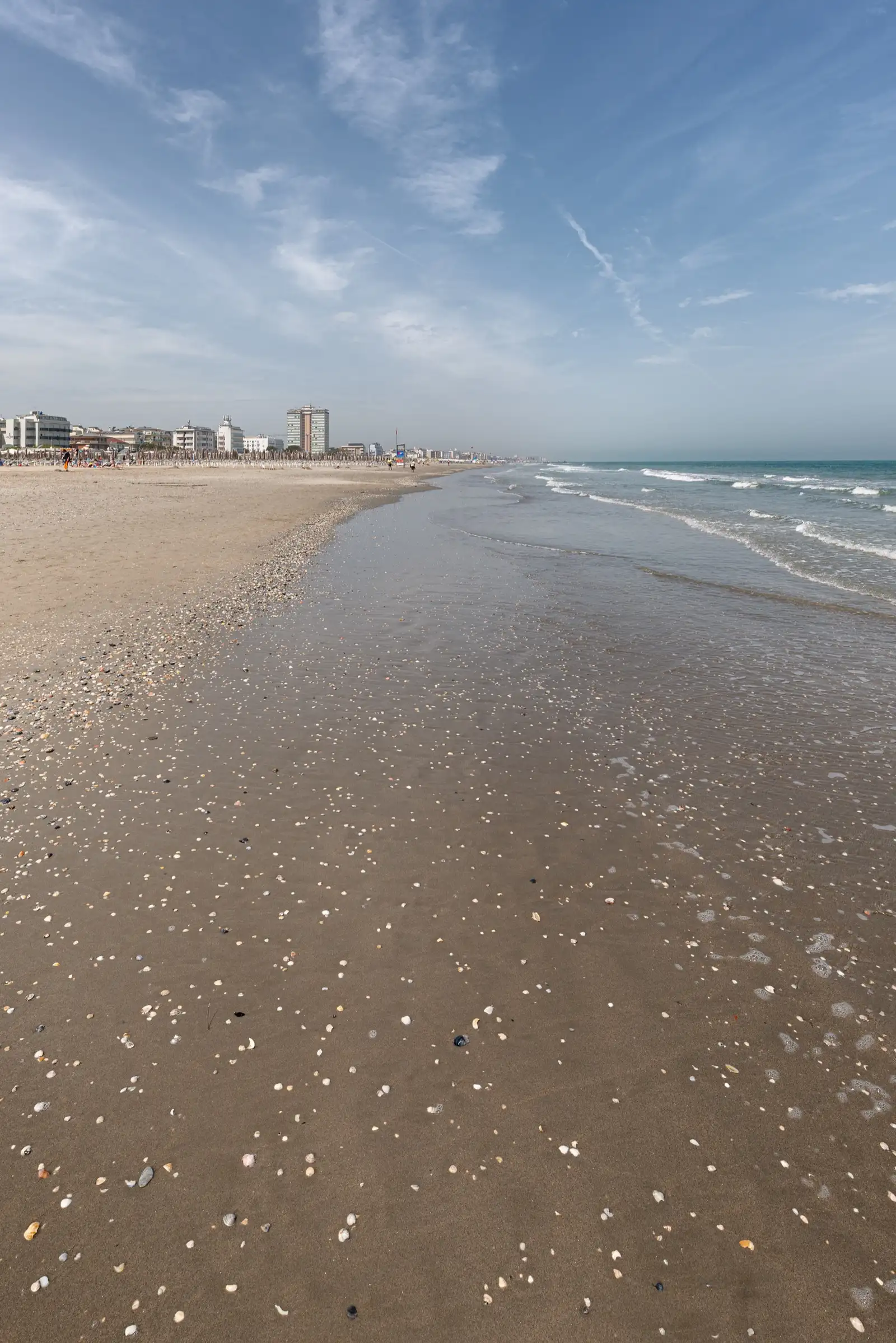 Spiaggia di Cervia con ombrelloni, vicino alla pineta e allo stabilimento termale