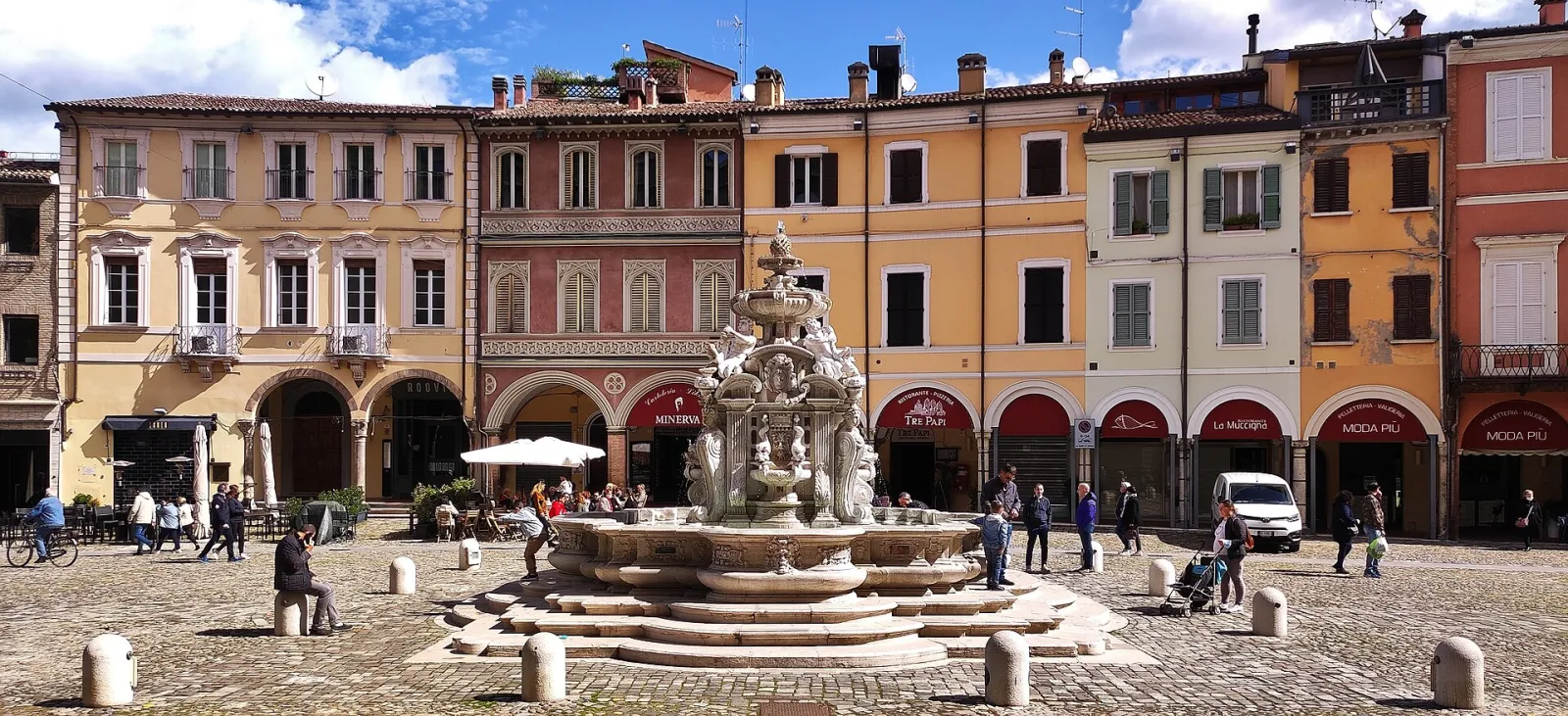 Piazza del Popolo a Cesena, dove si tengono le bancarelle della Fiera di San Giovanni