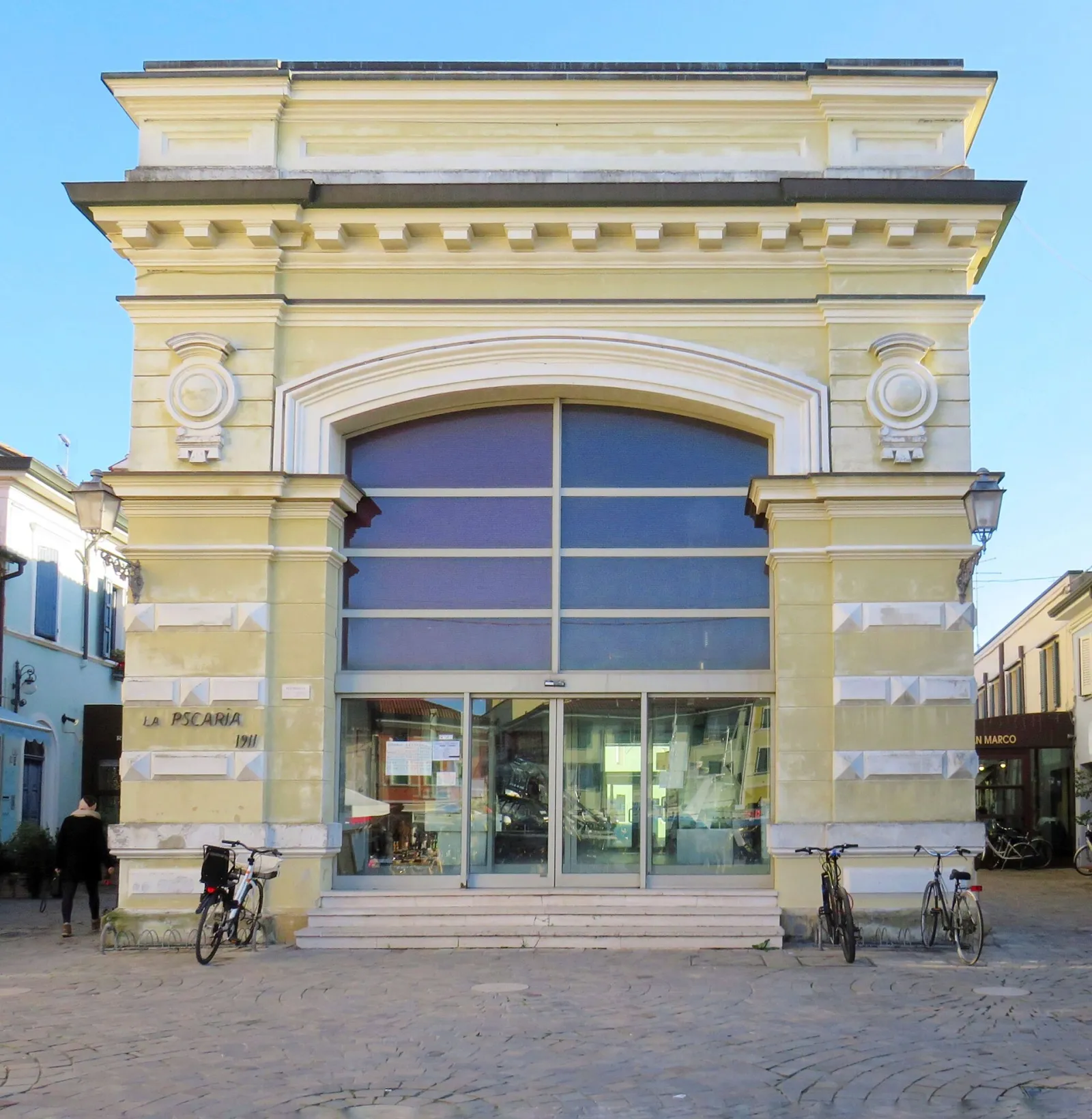 La facciata storica della pescheria comunale, con le sue arcate affacciate sul porto canale