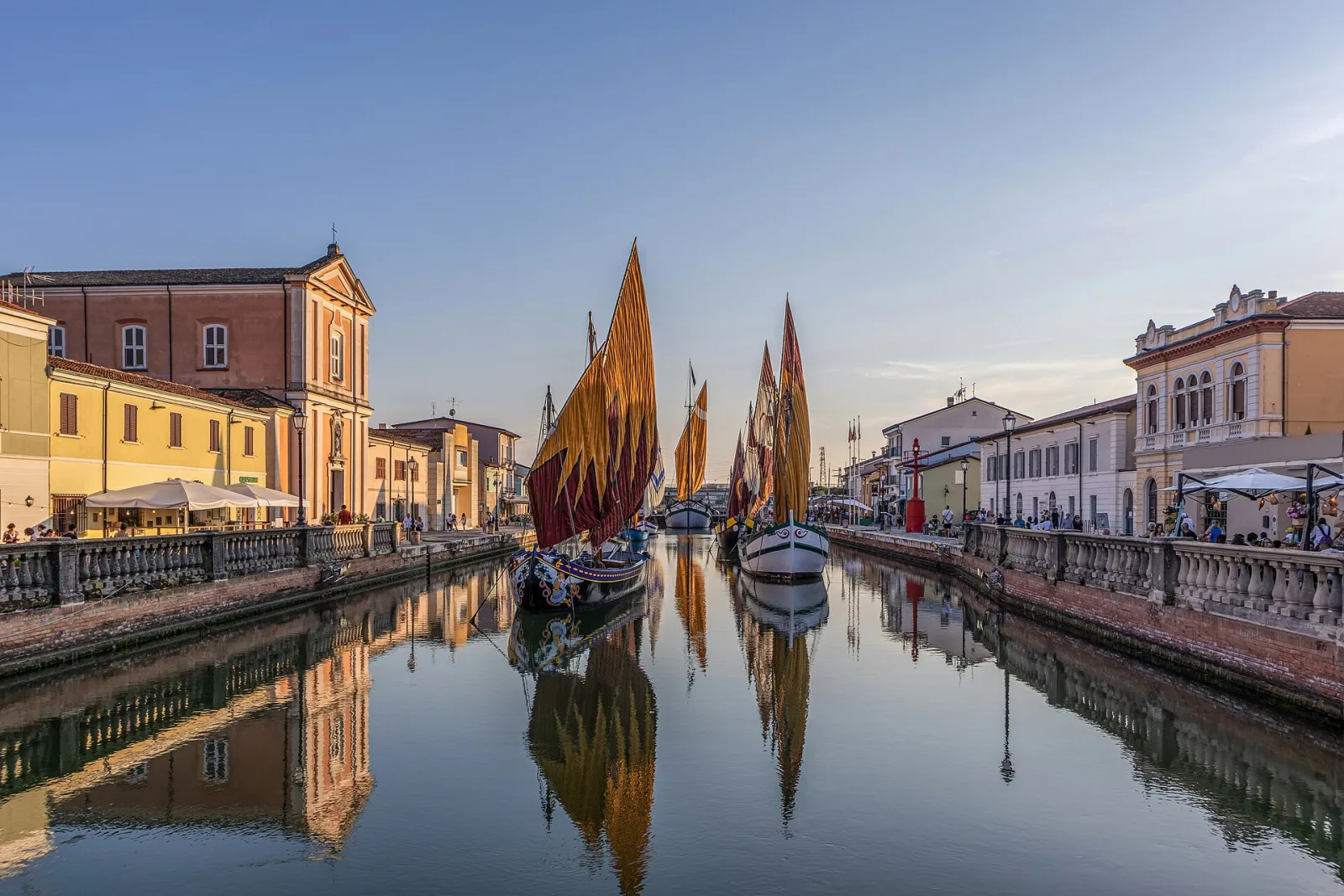 Le barche storiche ormeggiate nel porto canale di Cesenatico