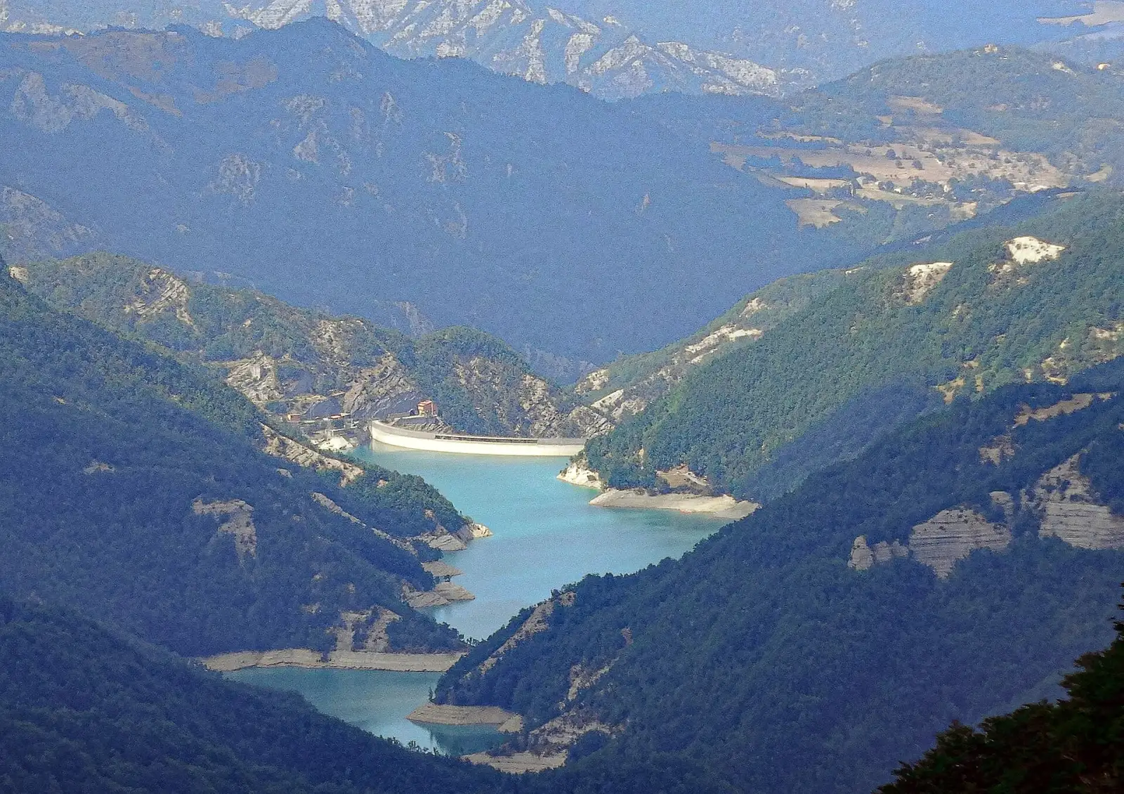 L’arco della diga di Ridracoli e il lago artificiale che si apre alle sue spalle
