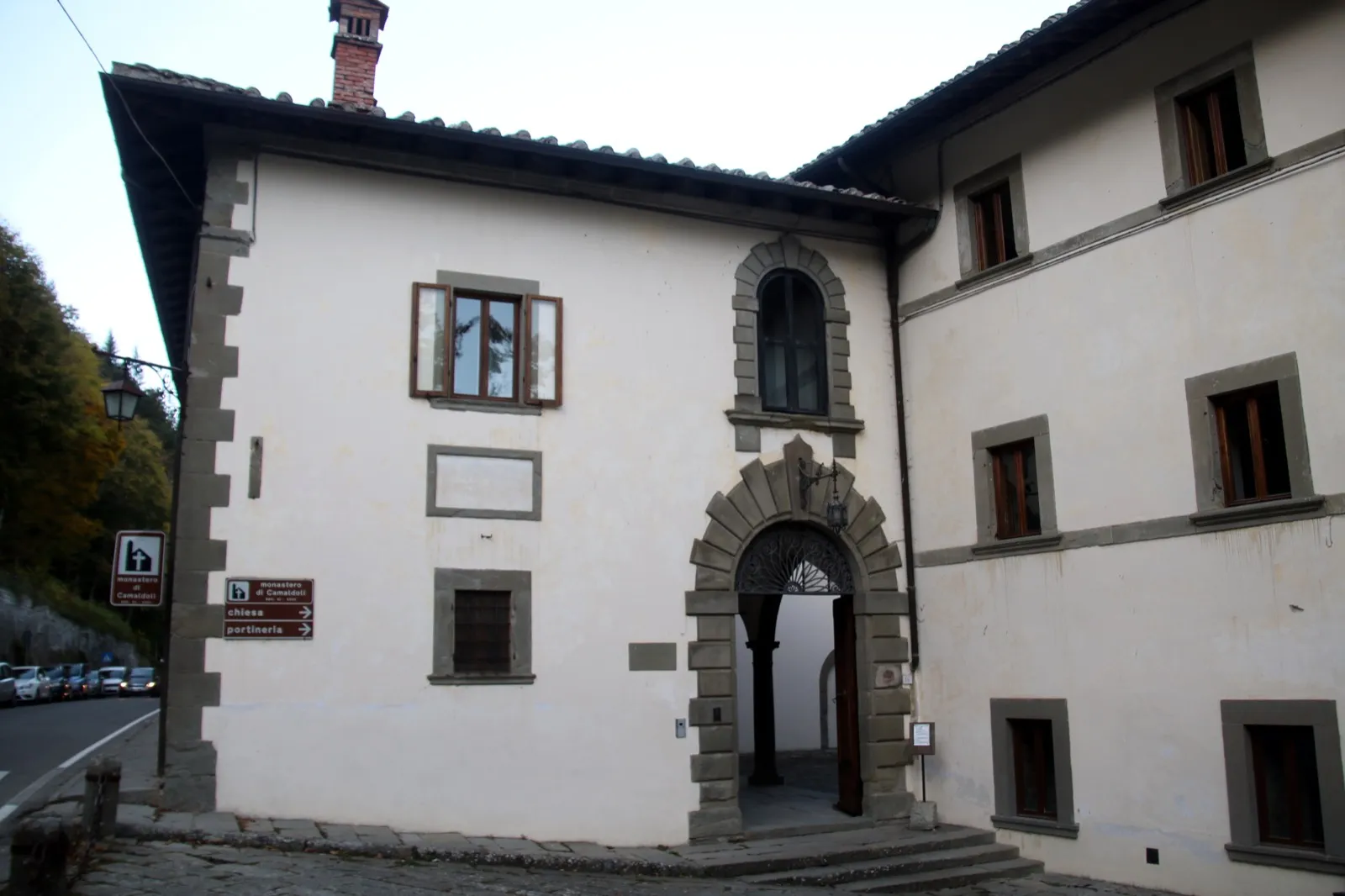 L’ingresso in pietra del monastero di Camaldoli