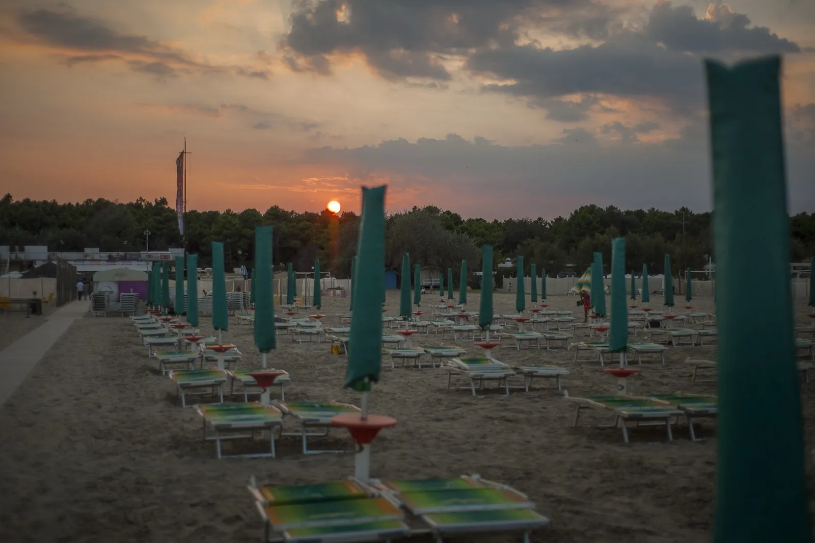 Tramonto arancione sul mare visto dalla spiaggia di Marina di Ravenna