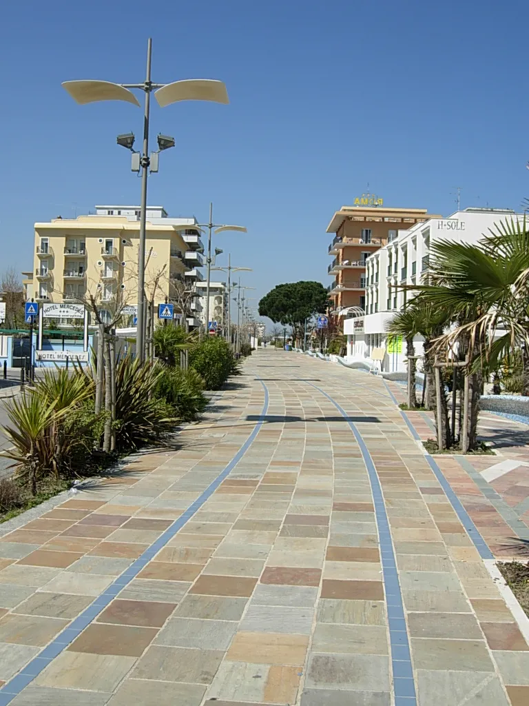 Il lungomare di Misano Adriatico verso nord, con gli alberghi sulla passeggiata