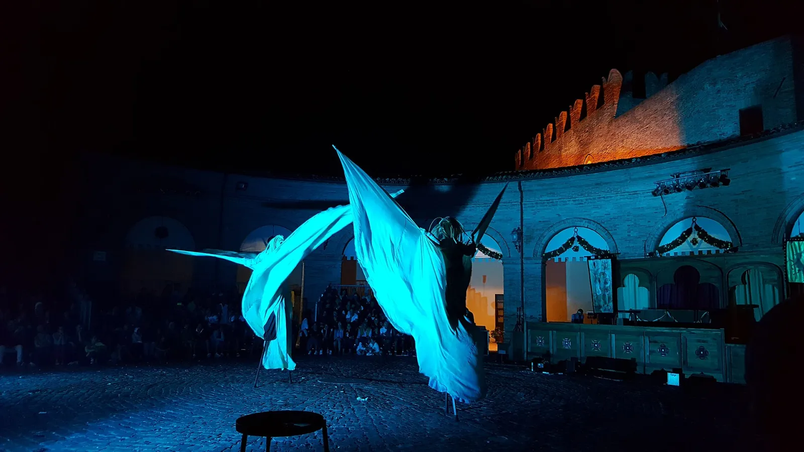Cavalieri in costume durante la rievocazione del Palio del Daino in Piazza Maggiore a Mondaino