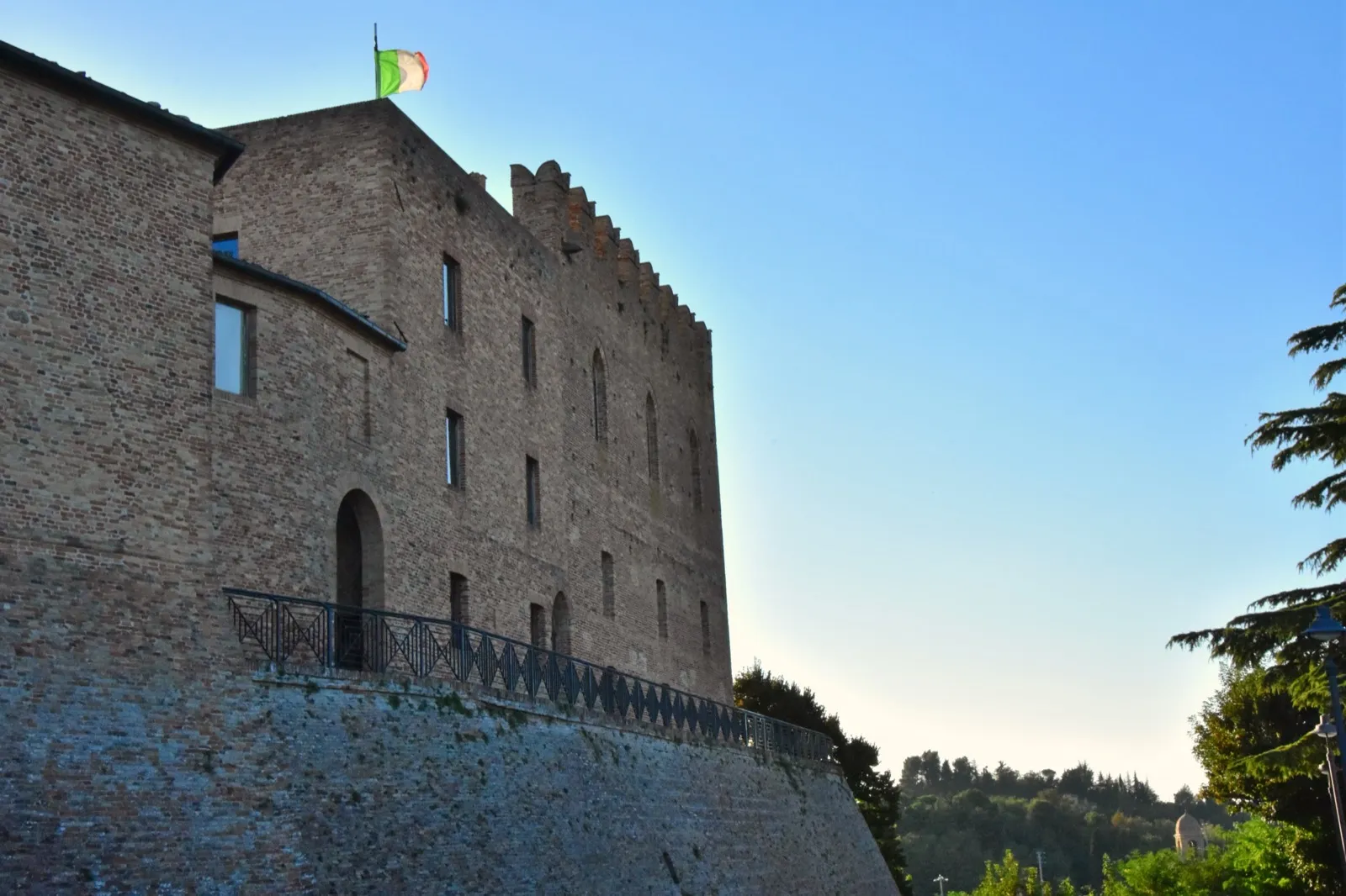 Le mura in pietra e il torrione della rocca malatestiana di Mondaino