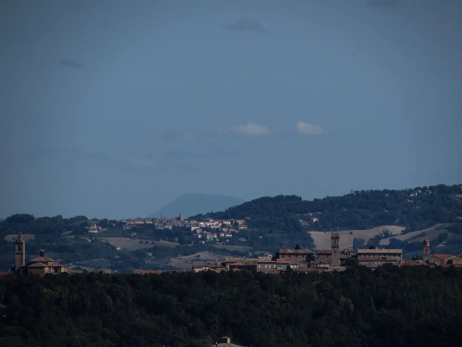 Le colline della Valconca viste dall’alto dei camminamenti della rocca di Montefiore Conca
