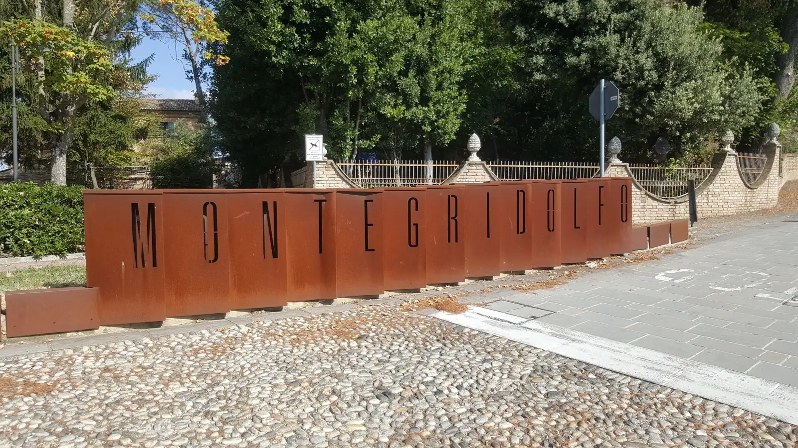 Le mura di pietra che cingono ancora il borgo di Montegridolfo
