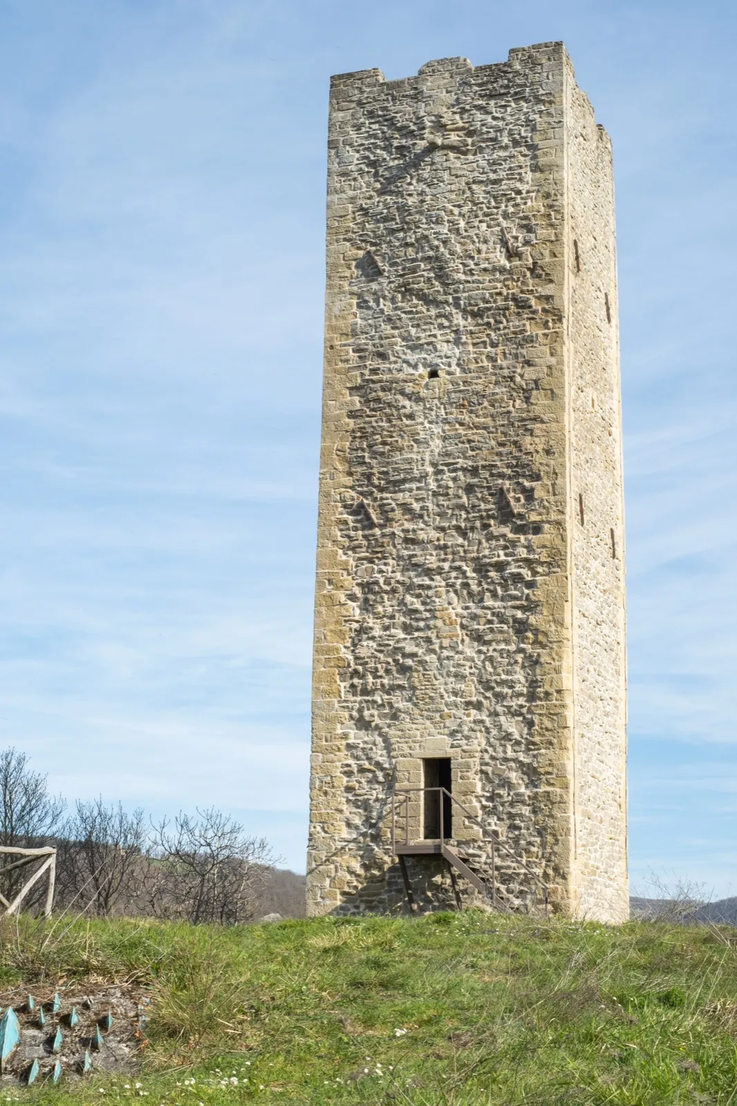 Torre in pietra del Castello di Bascio circondata dal verde, vista dall'alto