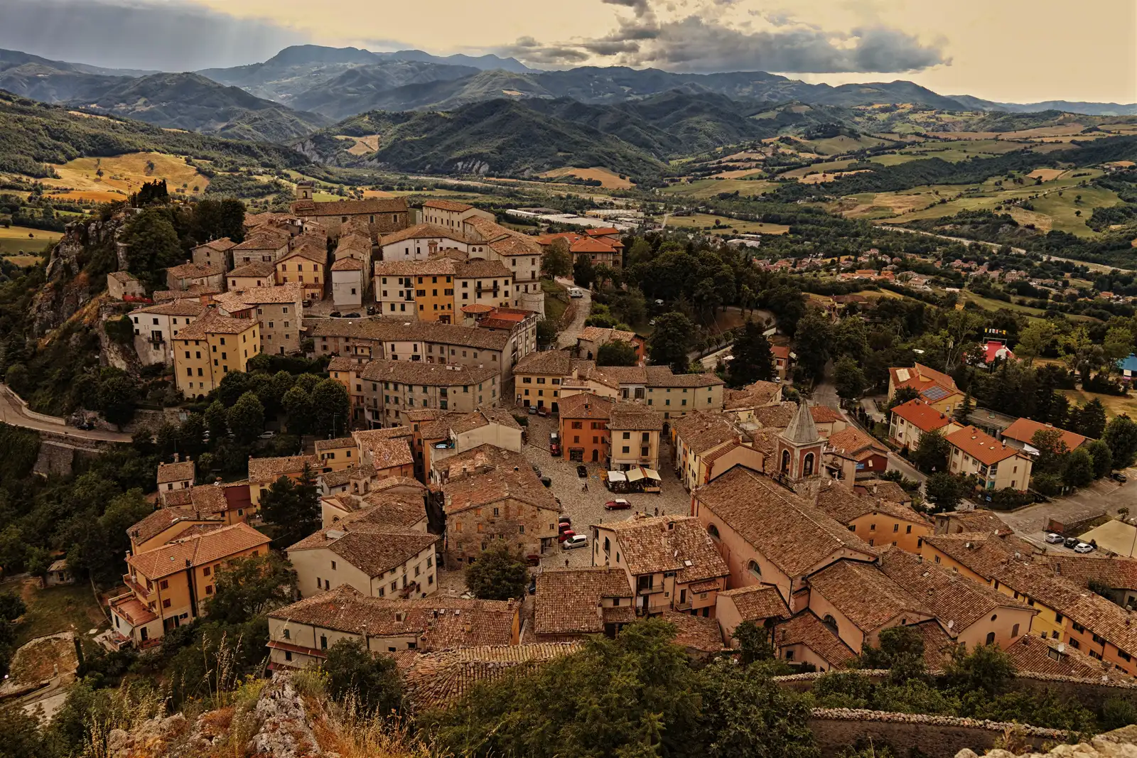 Veduta dall'alto di Pennabilli tra le due rupi su cui sorge il borgo