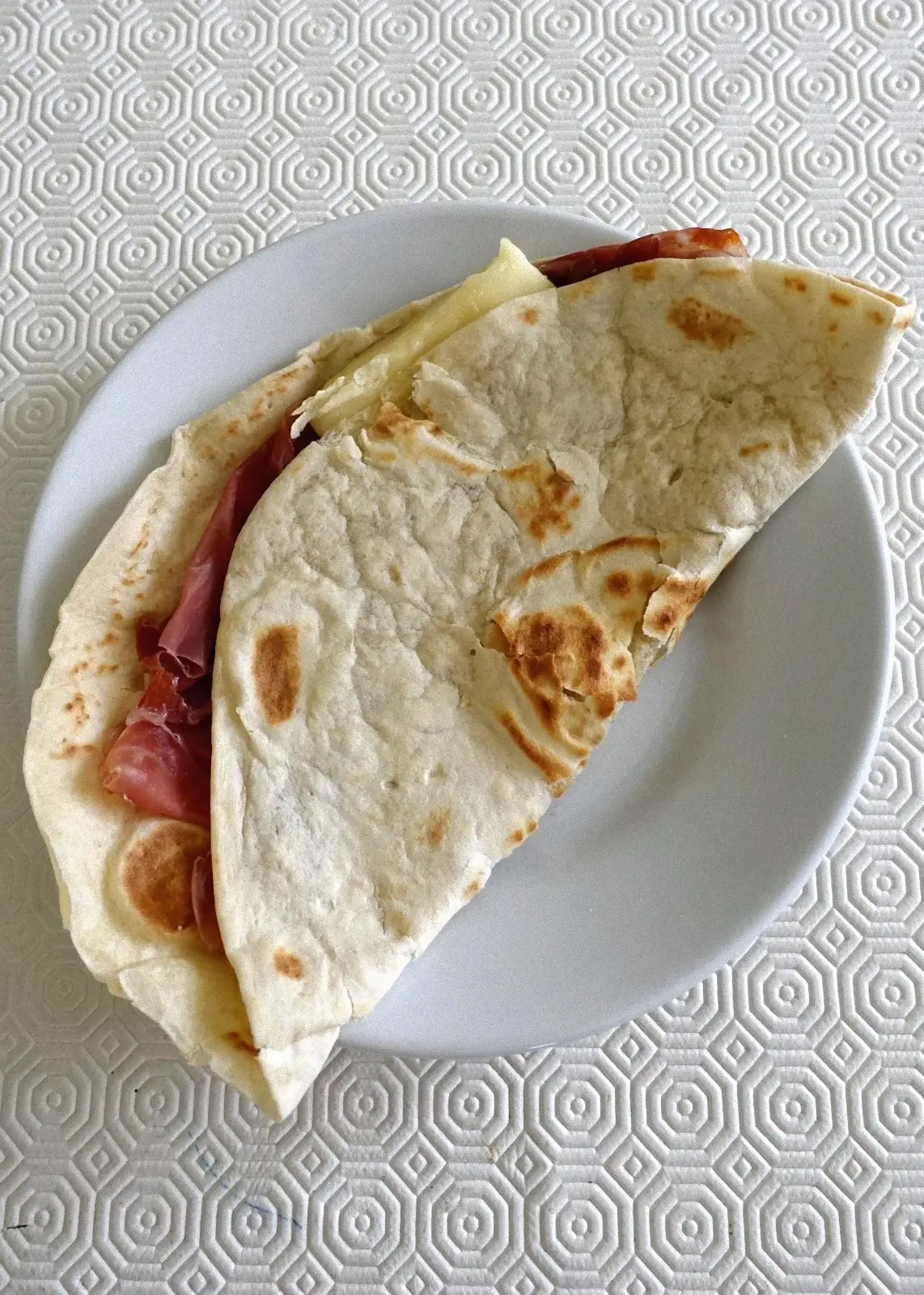 Piadina romagnola calda appena cotta sul testo