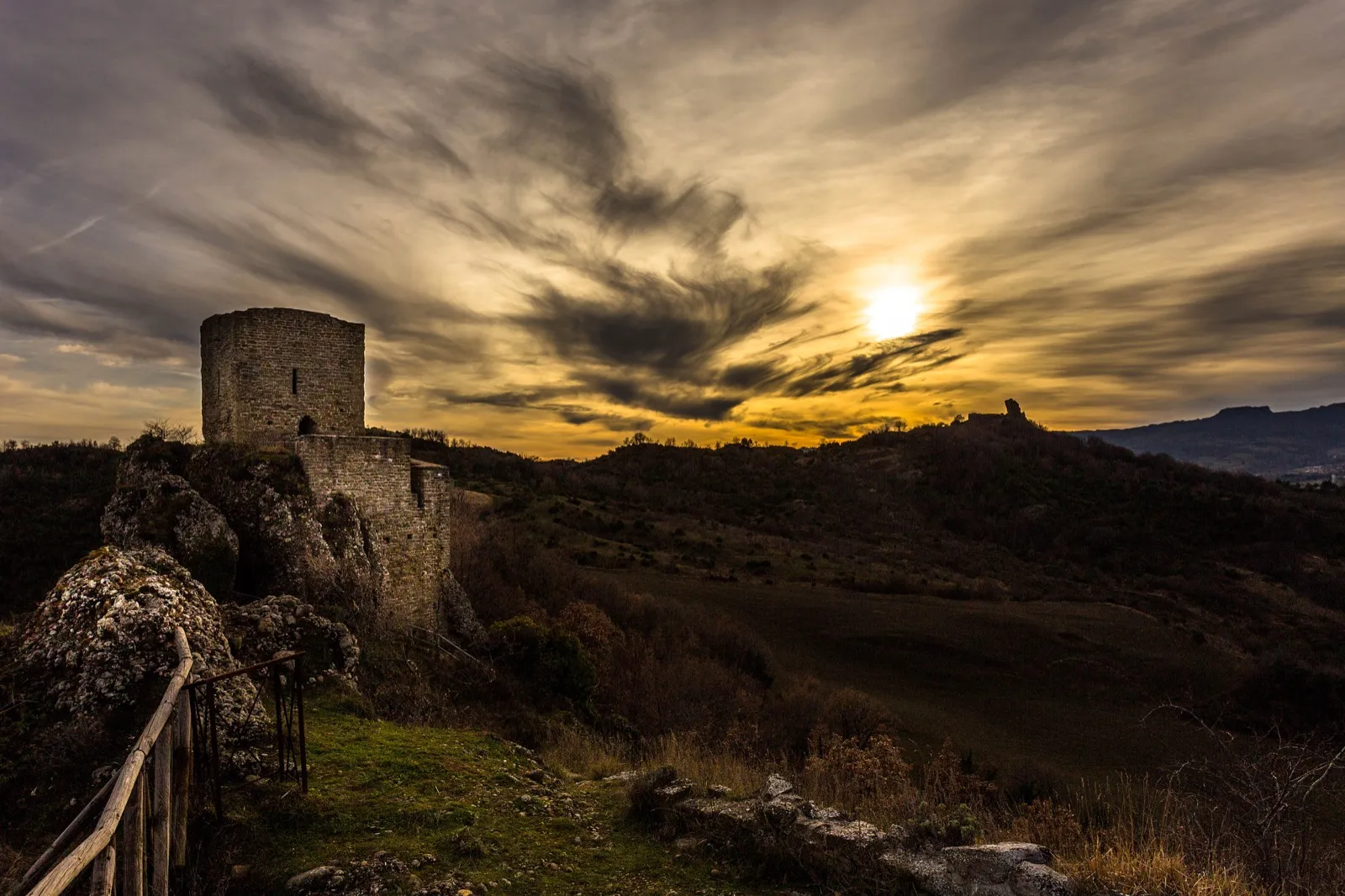Il castello abbandonato di Pietrarubbia illuminato dal sole al tramonto