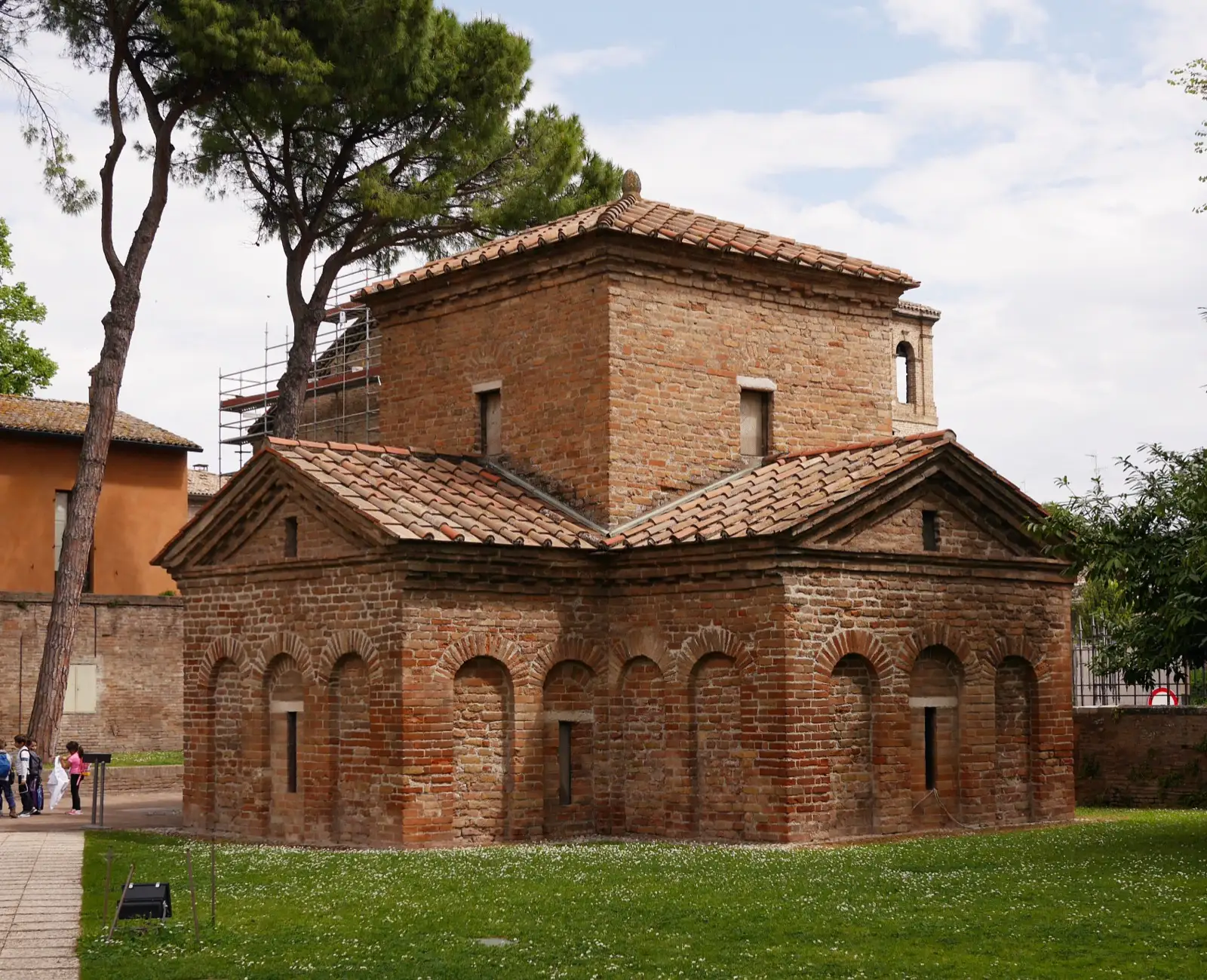 Esterno in laterizio del Mausoleo di Galla Placidia