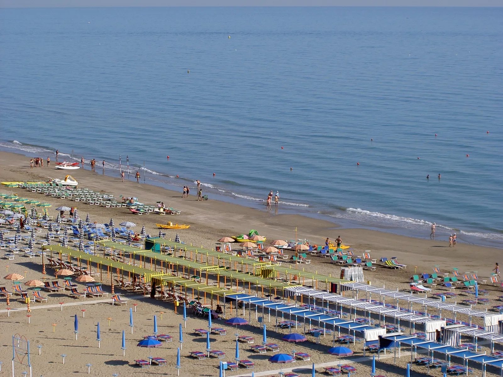 Ombrelloni e lettini sulla spiaggia di Riccione, vicino agli stabilimenti termali