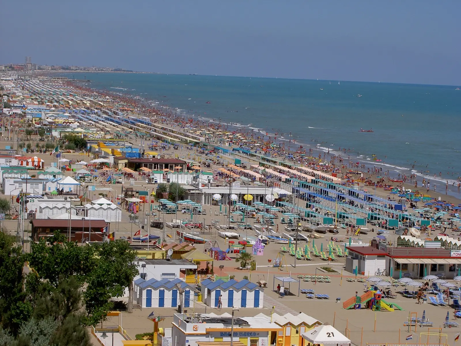 Ombrelloni e lettini allineati sulla spiaggia di Riccione
