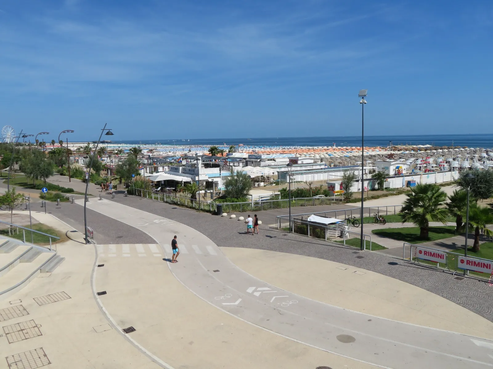 Prato verde del Parco del Mare con la spiaggia di Rimini e il mare sullo sfondo