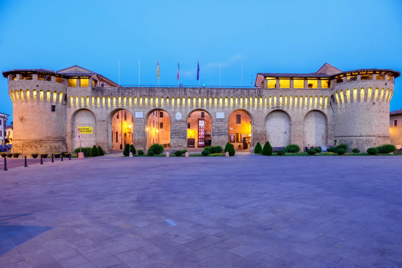 La mole della Rocca Albornoziana di Forlimpopoli vista da piazza Fratti