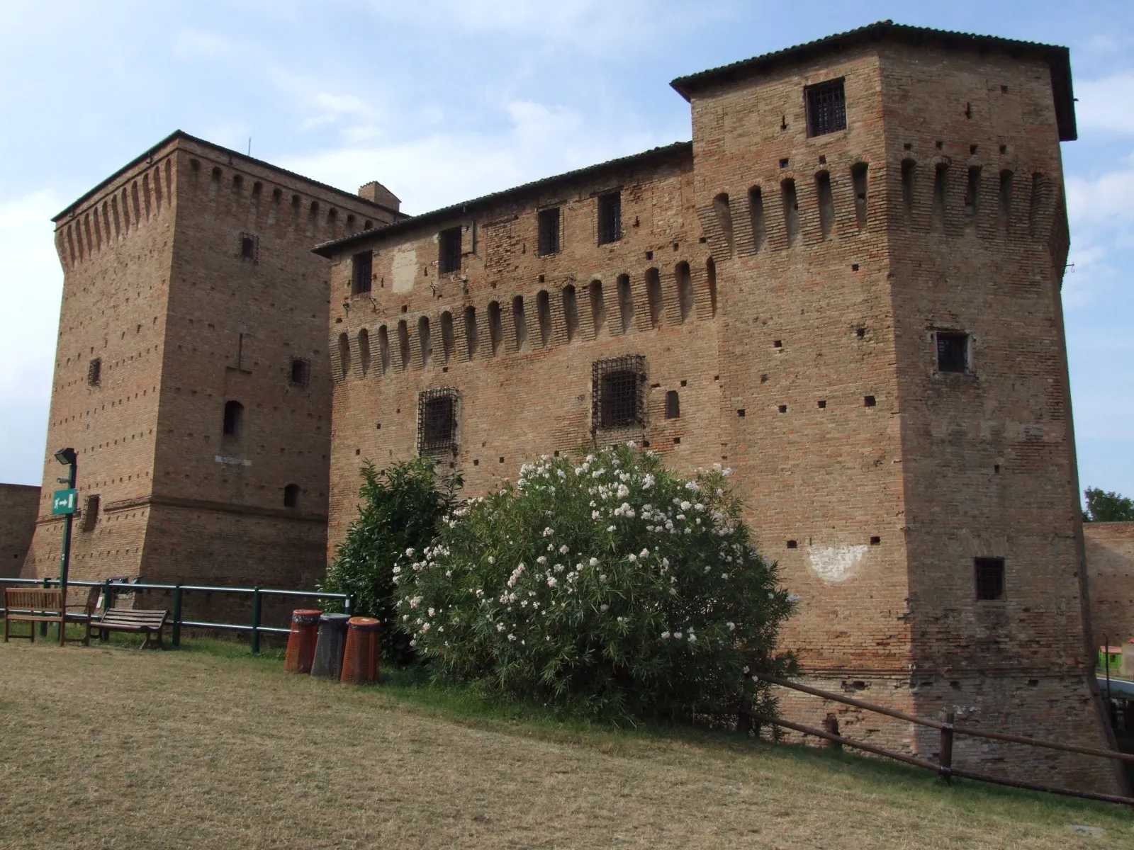 La facciata in mattoni della Rocca Malatestiana di Cesena vista dal basso