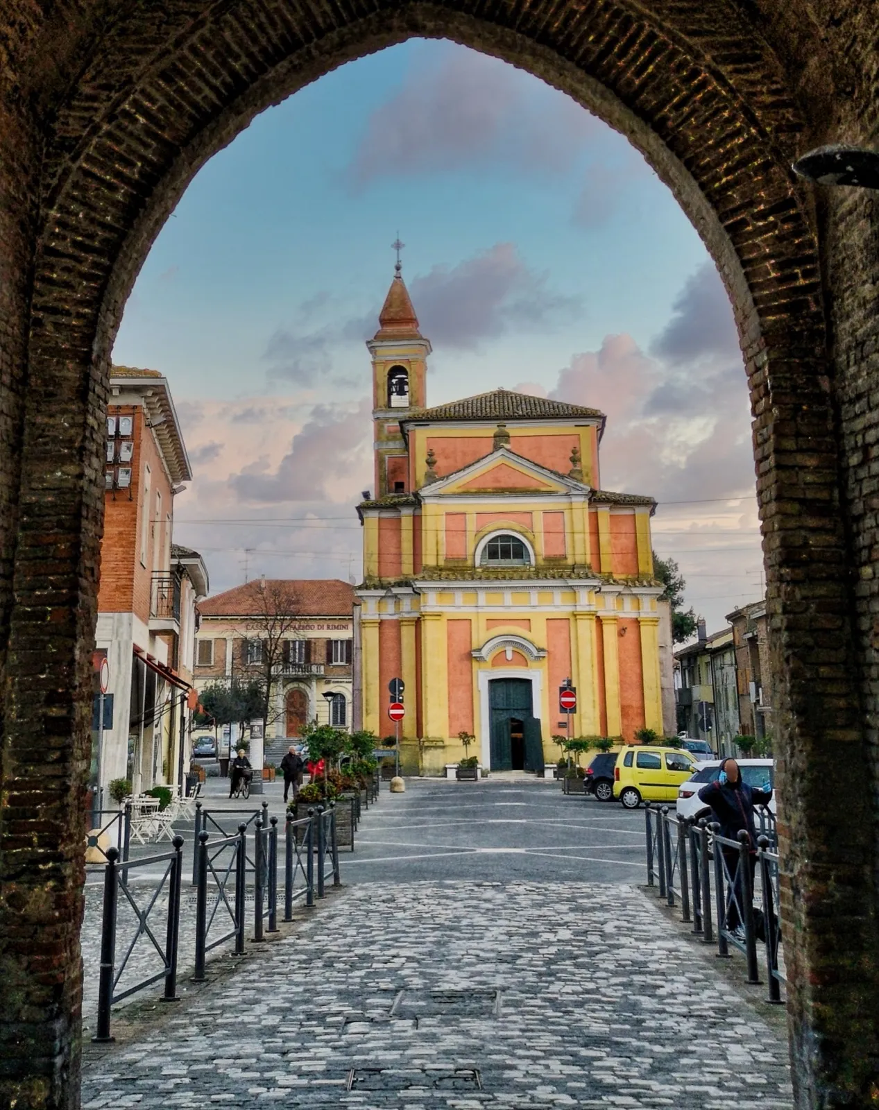 Palazzi e portici sulla piazza principale del centro storico di San Giovanni in Marignano