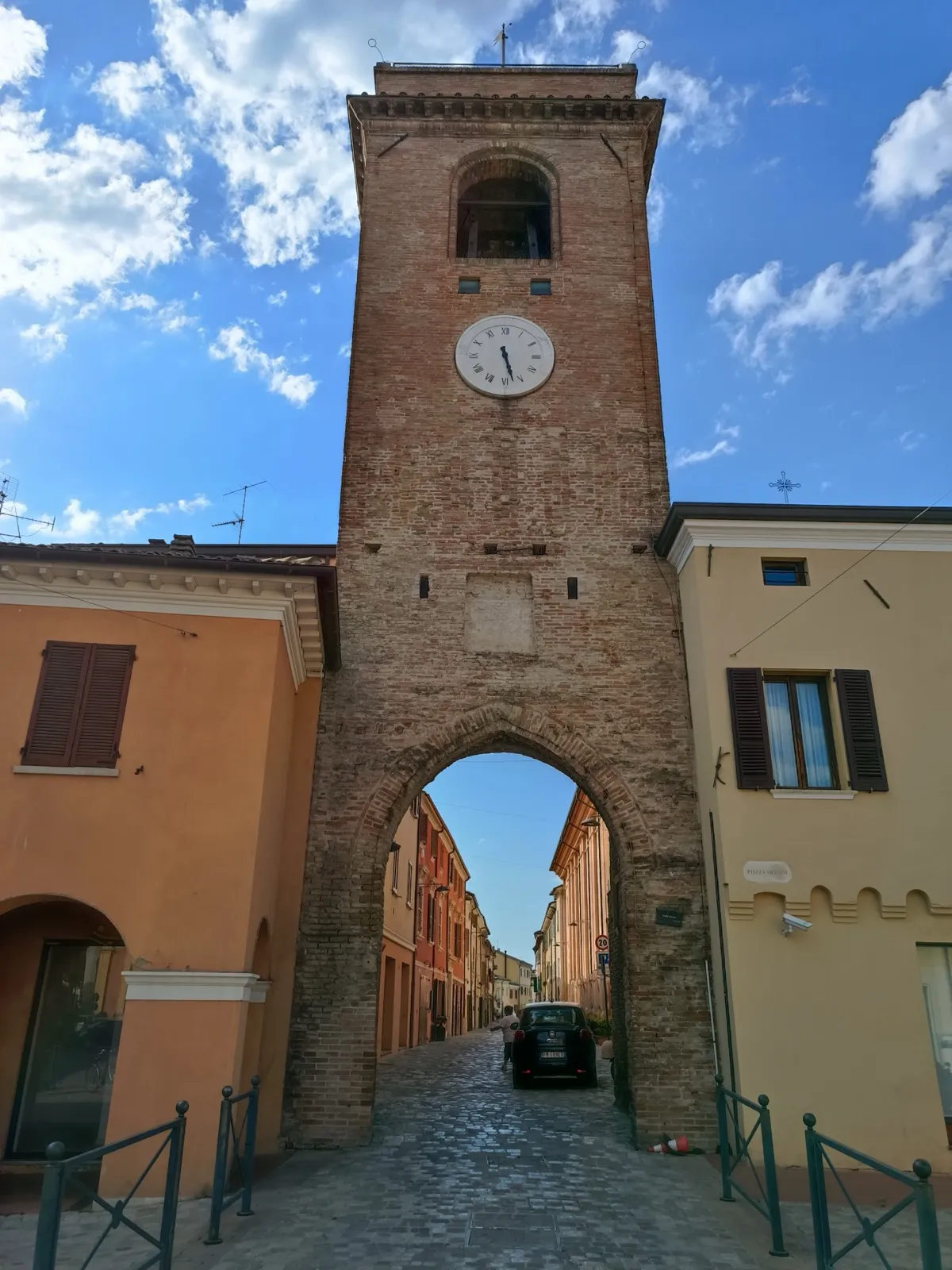 La torre civica nel centro storico di San Giovanni in Marignano