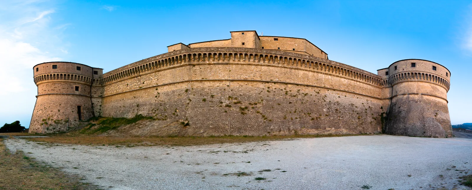 La fortezza di San Leo in cima allo sperone di roccia che regge il borgo