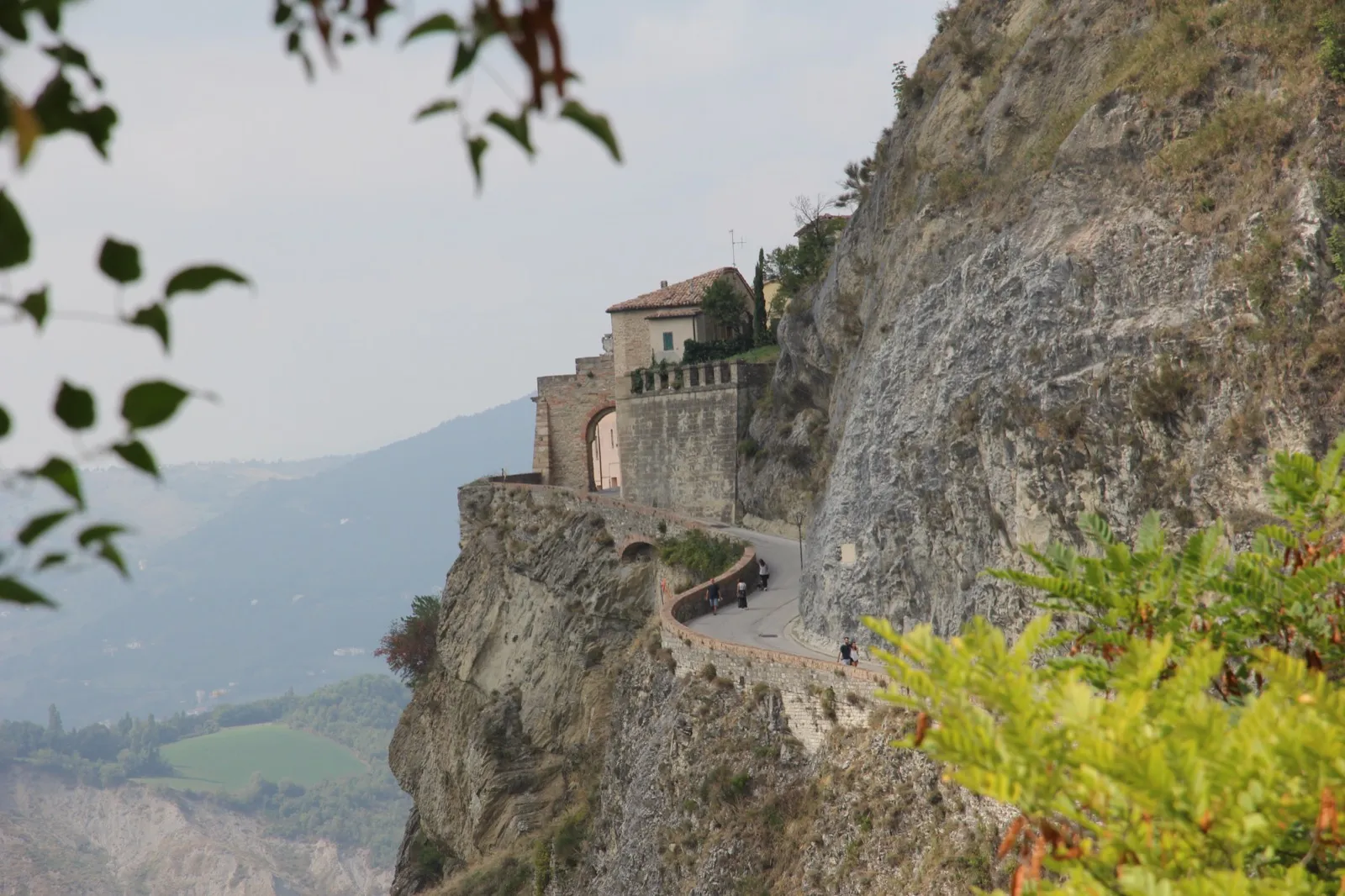 La porta di accesso al borgo fortificato di San Leo, in pietra, con l'arco d'ingresso