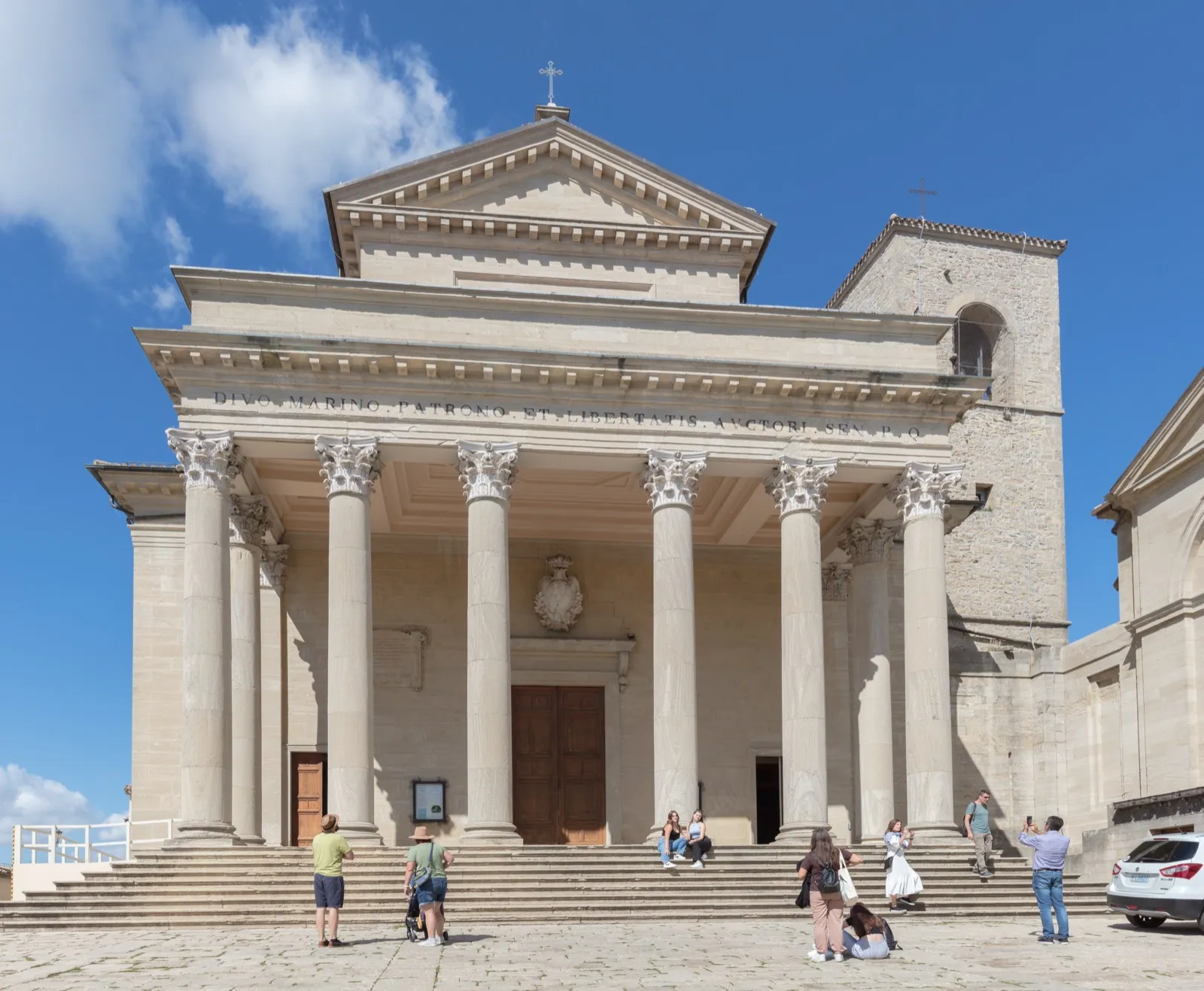 Colonnato neoclassico e facciata della Basilica di San Marino