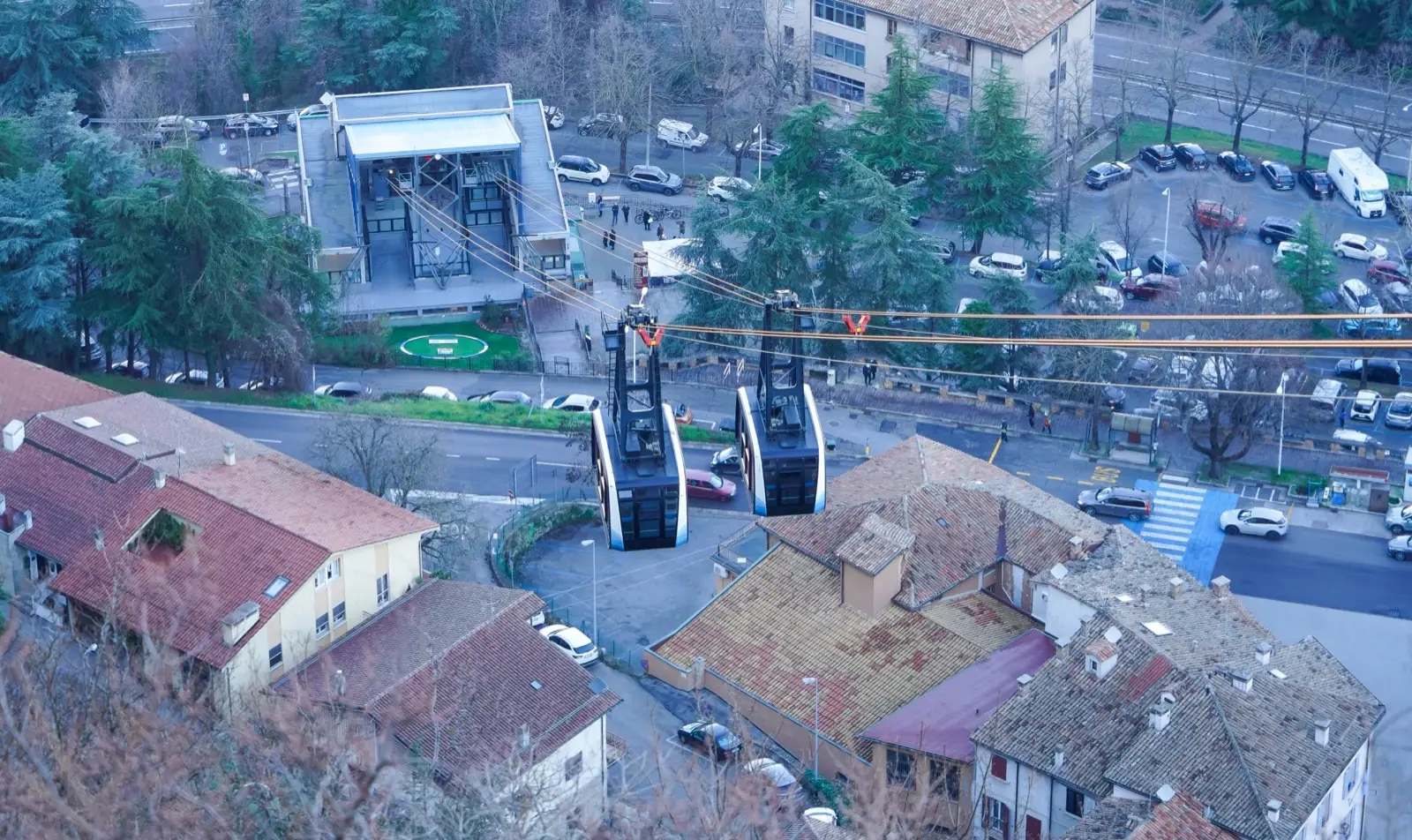 Cabina della funivia sospesa sul versante del Monte Titano