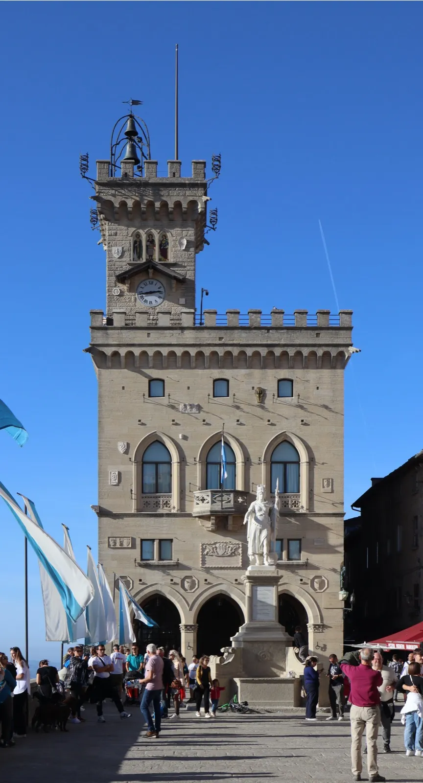 Facciata merlata del Palazzo Pubblico con la torretta dell'orologio
