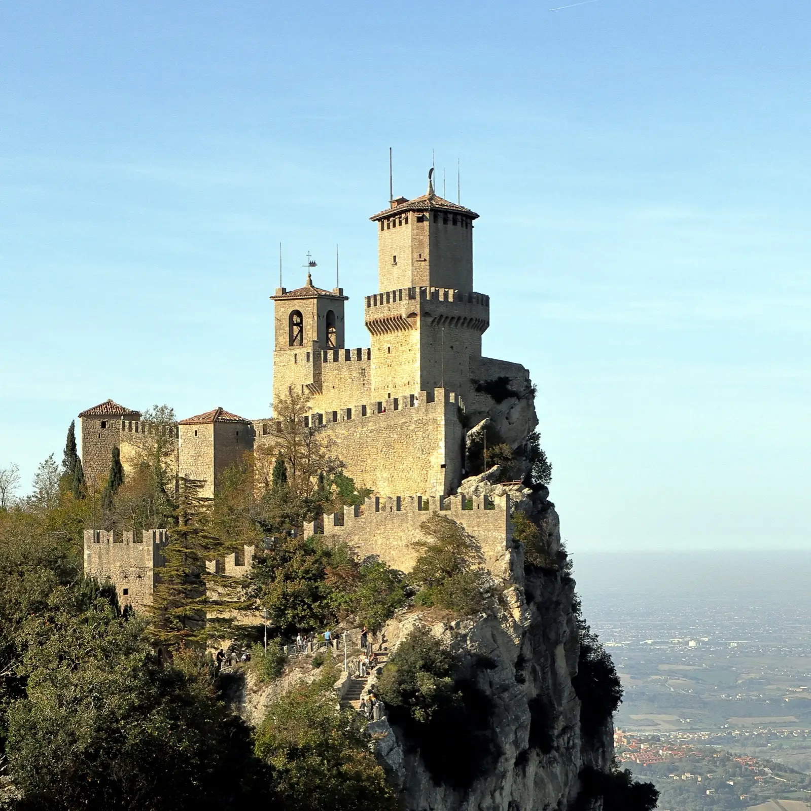 La torre Guaita in pietra su uno sperone roccioso del Monte Titano